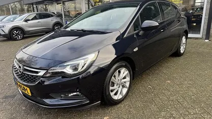 Blauw (metallic) Gebruikt 2017 Opel Astra Innovation Hatchback | € 9.450 (Eerlijke prijs)
