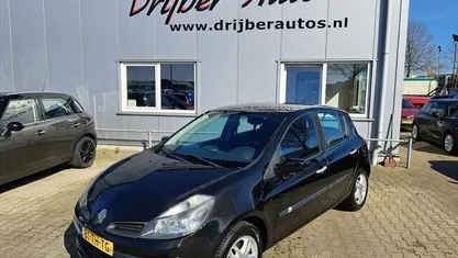 Zwart Gebruikt 2006 Renault Clio II Dynamique Hatchback | € 1.450 (Eerlijke prijs)
