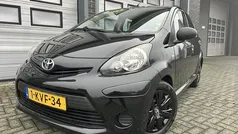 Zwart (metallic) Gebruikt 2013 Toyota Aygo Edition Hatchback | € 4.499 (Eerlijke prijs)