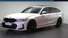 Alpinweiss iii Gebruikt 2024 BMW 330e Executive Stationwagen | € 47.950 (Goede deal)