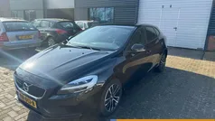 Zwart Gebruikt 2018 Volvo V40 Momentum Stationwagen | € 8.850 (Eerlijke prijs)