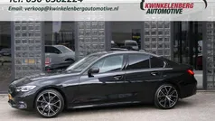 Zwart, metallic lak Gebruikt 2021 BMW 318 Sport Line Sedan | € 30.950 (Eerlijke prijs)