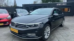 Grijs, metallic lak Gebruikt 2020 VW Passat R-line Stationwagen | € 17.900 (Super prijs)