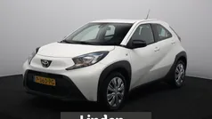 Wit Gebruikt 2022 Toyota Aygo Play Hatchback | € 15.645 (Eerlijke prijs)