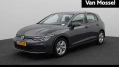 Grijs Gebruikt 2021 VW Golf VIII Life Hatchback | € 21.900 (Eerlijke prijs)