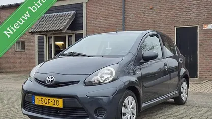 Grijs (metallic) Gebruikt 2013 Toyota Aygo Hatchback | € 4.950 (Eerlijke prijs)