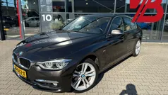 Bruin, metallic lak Gebruikt 2016 BMW 318 Executive Sedan | € 15.950 (Eerlijke prijs)