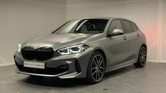 Bmw individual frozen pure grey metallic (grijs metallic) Gebruikt 2022 BMW 118 Comfort Edition Hatchback | € 31.880 (Eerlijke prijs)