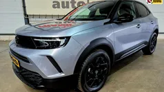 Grijs, metallic lak Gebruikt 2024 Opel Mokka SUV | € 25.950 (Eerlijke prijs)