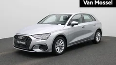 Grijs, metallic lak Gebruikt 2022 Audi A3 Sportback Business Hatchback | € 23.745 (Goede deal)