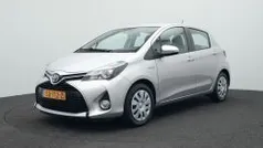 Grijs metallic Gebruikt 2016 Toyota Yaris Trend Hatchback | € 13.980 (Eerlijke prijs)