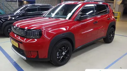 Rood Nieuw 2025 Fiat Grande Panda Icon Hatchback | € 24.795 (Goede deal)