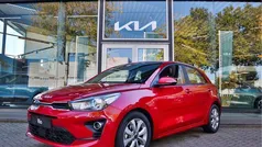 Rood Gebruikt 2023 Kia Rio Hatchback | € 20.845 (Eerlijke prijs)