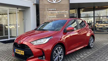 Occasion Toyota Yaris Hybrid Executive 131 PK (96 kW) 2024 Rood Hatchback