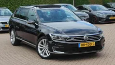 Zwart, metallic lak Gebruikt 2015 VW Passat Highline Stationwagen | € 15.999 (Eerlijke prijs)