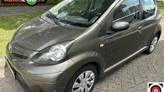 Bruin Gebruikt 2013 Toyota Aygo Hatchback | € 3.400 (Goede deal)
