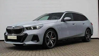 Grijs Gebruikt 2025 BMW 550e M Sport Stationwagen | € 86.750 (Eerlijke prijs)