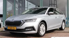 Grijs Gebruikt 2023 Skoda Octavia Business Line Stationwagen | € 23.895 (Goede deal)
