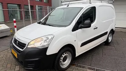 Wit Occasion 2019 Peugeot Partner Premium MPV | € 6.995 (Goede deal)