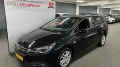 Zwart (metallic) Gebruikt 2017 Opel Astra Edition Stationwagen | € 9.950 (Eerlijke prijs)