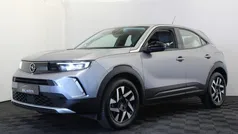 Grijs, metallic lak Gebruikt 2023 Opel Mokka Elegance SUV | € 19.500 (Goede deal)