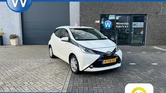 Wit Gebruikt 2017 Toyota Aygo X-wave Hatchback | € 6.750 (Eerlijke prijs)