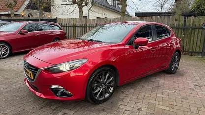 Rood Gebruikt 2016 Mazda 3 Hatchback | € 9.990 (Goede deal)