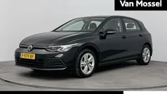 Zwart Gebruikt 2022 VW Golf VIII Life Hatchback | € 21.200 (Eerlijke prijs)