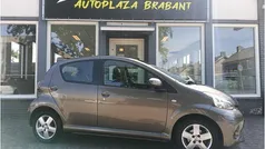 Bruin, metallic lak Gebruikt 2012 Toyota Aygo Hatchback | € 2.999 (Eerlijke prijs)