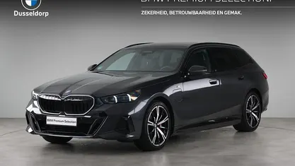 Grijs Gebruikt 2025 BMW 550e Performance Stationwagen | € 81.950 (Eerlijke prijs)