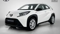 Wit Gebruikt 2023 Toyota Aygo Play Hatchback | € 16.750 (Eerlijke prijs)