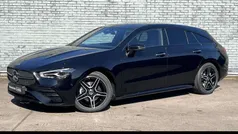 Zwart, metallic lak Nieuw 2024 Mercedes CLA180 Shooting Brake AMG line Stationwagen | € 45.900 (Super prijs)