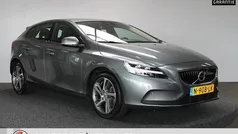 Grijs, metallic lak Gebruikt 2017 Volvo V40 Momentum Stationwagen | € 16.950 (Eerlijke prijs)