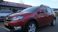Rood Gebruikt 2013 Dacia Sandero Lauréate Hatchback | € 5.995 (Eerlijke prijs)
