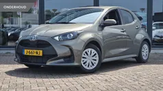 Groen, metallic lak Gebruikt 2020 Toyota Yaris Hybrid Active Hatchback | € 19.450 (Eerlijke prijs)