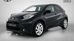 Zwart metallic Gebruikt 2022 Toyota Aygo Hatchback | € 16.900 (Eerlijke prijs)
