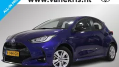 Blauw, metallic lak Gebruikt 2020 Toyota Yaris Hybrid Executive Hatchback | € 24.499 (Eerlijke prijs)