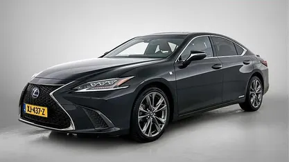 Zwart (metallic) Gebruikt 2019 Lexus ES300H Sport Line Sedan | € 39.950 (Eerlijke prijs)
