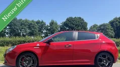 Rood, metallic lak Gebruikt 2015 Alfa Romeo Giulietta Quadrifoglio Verde Hatchback | € 18.950 (Eerlijke prijs)