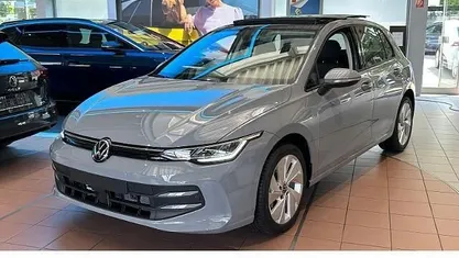 Occasion 2024 VW Golf VIII Life Hatchback | € 29.946 (Eerlijke prijs)