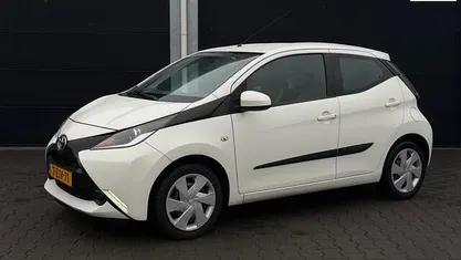 Occasion 2015 Toyota Aygo X-play Hatchback | € 4.999 (Eerlijke prijs)