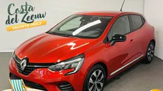 Rood Gebruikt 2023 Renault Clio V Evolution Hatchback | € 16.935 (Eerlijke prijs)