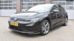 Zwart Gebruikt 2023 VW Golf VIII R-line Hatchback | € 31.750 (Eerlijke prijs)