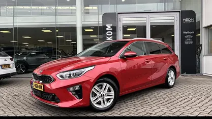 Rood Occasion 2020 Kia Ceed Hatchback | € 15.890 (Eerlijke prijs)