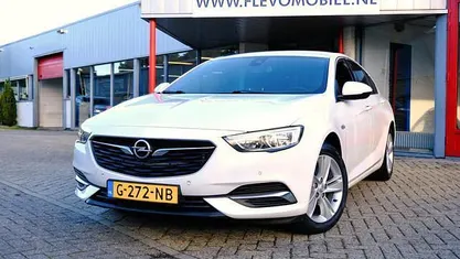 Wit Gebruikt 2019 Opel Insignia Executive Hatchback | € 16.450 (Eerlijke prijs)