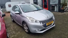 Grijs, metallic lak Gebruikt 2012 Peugeot 208 Allure Hatchback | € 5.499 (Eerlijke prijs)