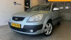 Grijs, metallic lak Gebruikt 2007 Kia Rio 2 Hatchback | € 1.695 (Eerlijke prijs)