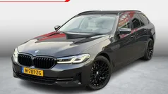 Grijs Gebruikt 2022 BMW 520 Comfort Edition Stationwagen | € 36.999 (Goede deal)