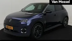 Nachtblauw met dak in sterzwar Gebruikt 2024 Renault R5 Iconic Hatchback | € 32.940 (Eerlijke prijs)