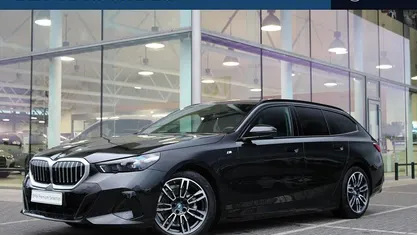 Zwart Occasion 2024 BMW 530e M Sport Stationwagen | € 59.950 (Eerlijke prijs)